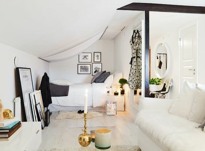 ein weißes Sofa, eine kleine Dachwohnung in Studentenheim, Einrichtungsideen Wohnzimmer