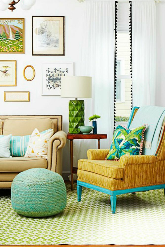 grüner Teppich, braunes Sofa, blauer Hocker, ein grüner Teppich, weiße Wandfarbe, Wohnzimmer Farben
