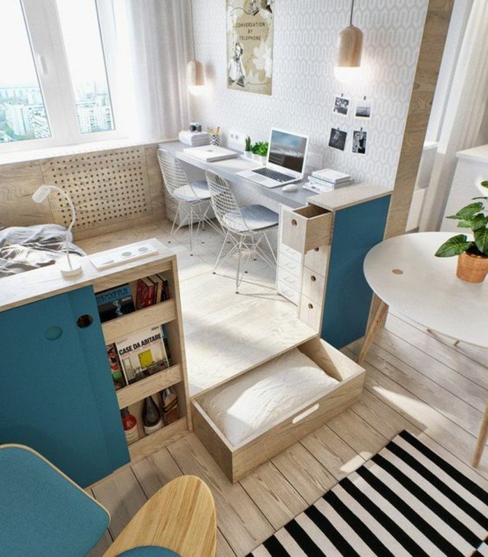 Wohnzimmer Ideen für kleine Räume, Zebra Teppich, ein großer, runder Tisch, blaue Regale