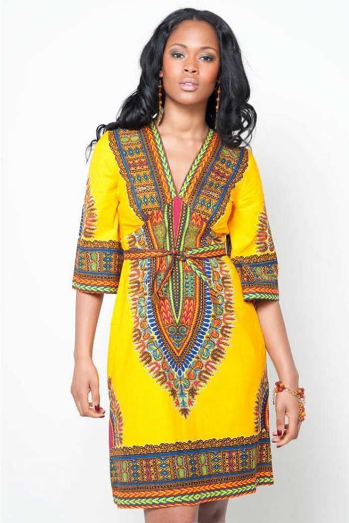 festliche damenmode zu besonderen afro ritualen und traditionellen anlässen, gelbes kleid mit bunten dekorationen