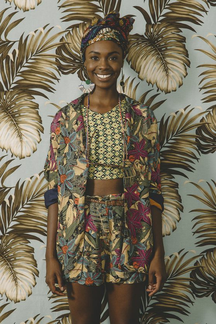 afrikanische damenmode, die mit der erde harmoniert, erdfarben, beige, braun, grün, lächelnde frau
