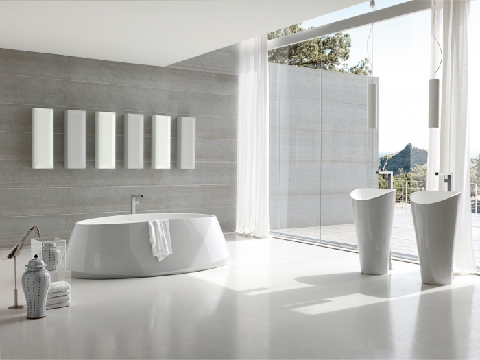 weiße freistehnde waschtische, ovale badewanne, moderne badezimmereinrichtung 