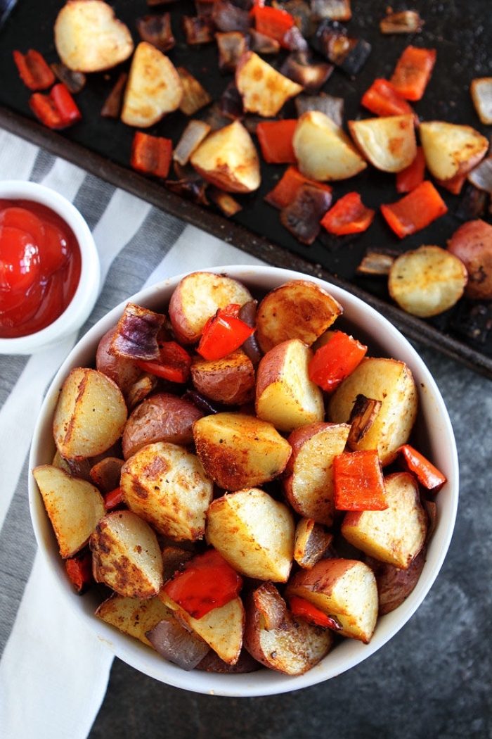 frühstücksbuffet selbst gemacht, gebachte kartoffeln mit gewürz, roter paprika
