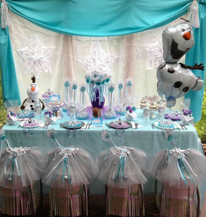 eine blaue Decke, Geburtstagsdeko für eine kleine Prinzessin mit Motiven von Eiskönigin