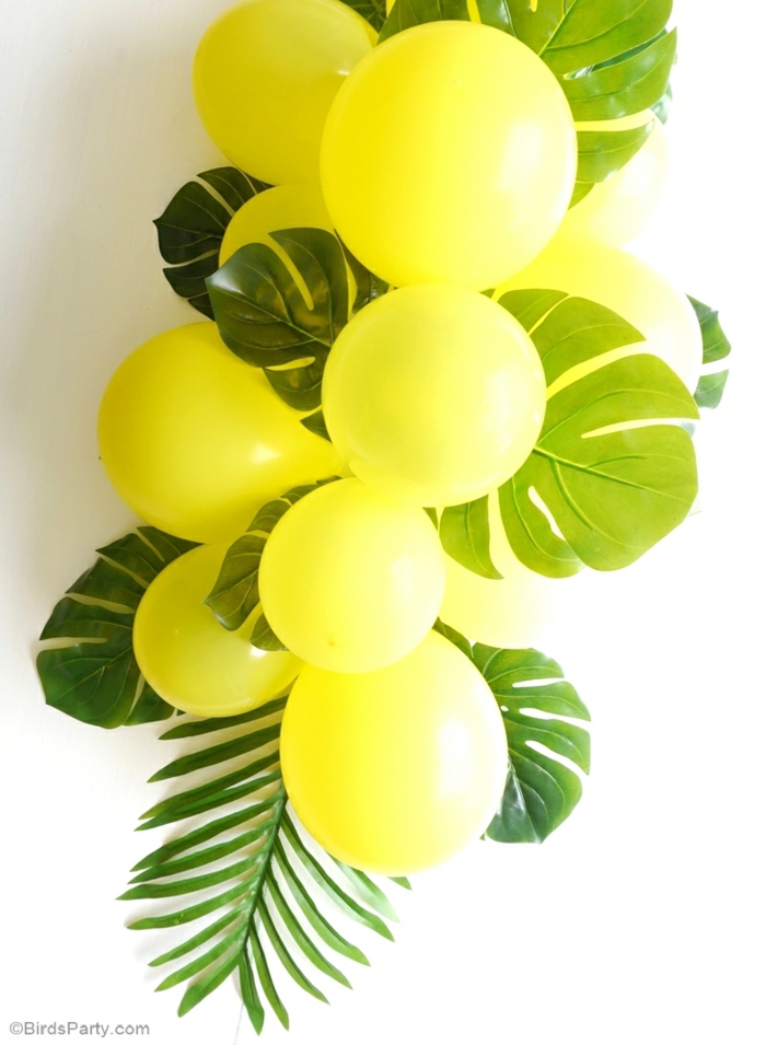 gelbe Ballons, grüne Blätter von Palmen, auf einem weißen Hintergrund, Tischdeko Geburtstag selber machen