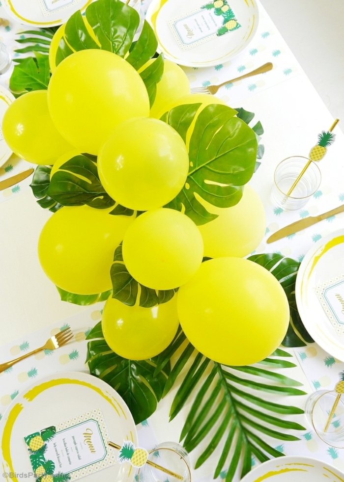 gelbe Ballons, grüne Blätter, weiße Tischdecke, Servietten mit Motiven von Ananasen, Tischdeko Geburtstag selber machen 