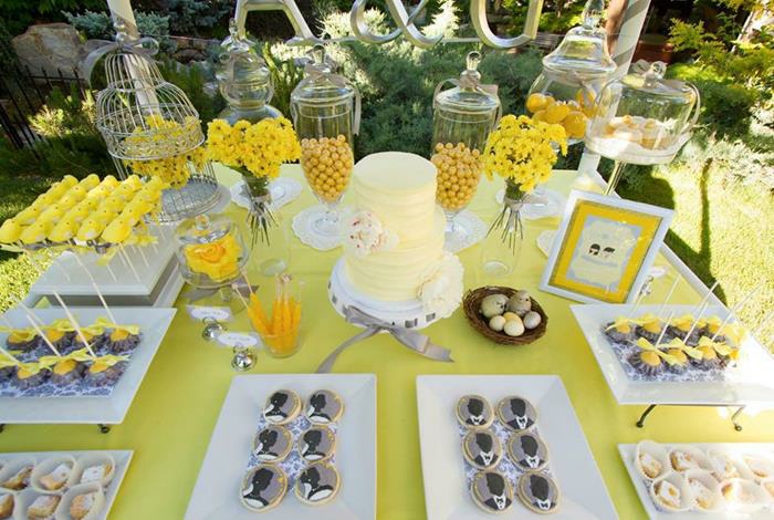 eine gelbe Tischdecke, eine gelbe Torte, eine gelbe Karte, gelbe Blumen, Gläser, 50 Geburtstag Frau