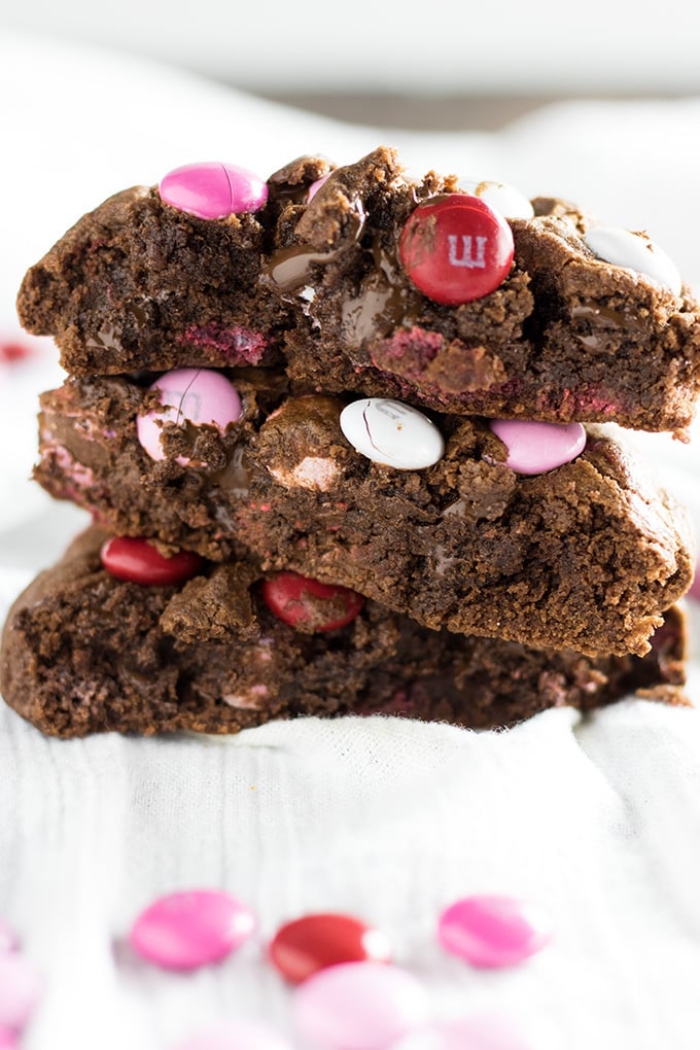 geschenkideen für den freund zum valentinstag, kekse mit rosa bonbons, einfaches rezept