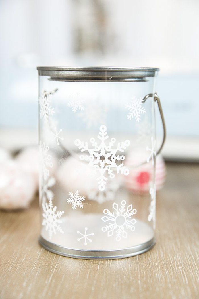 Glas mit schönen weißen Schneeflocken, Badekugeln darin füllen, schönes DIY Weihnachtsgeschenk für Freundin 