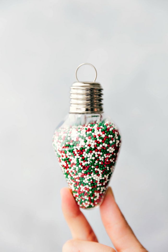 Glühbirne mit bunten Zuckerperlen füllen, Ideen für kreative Weihnachtsgeschenke für jeden Geschmack 