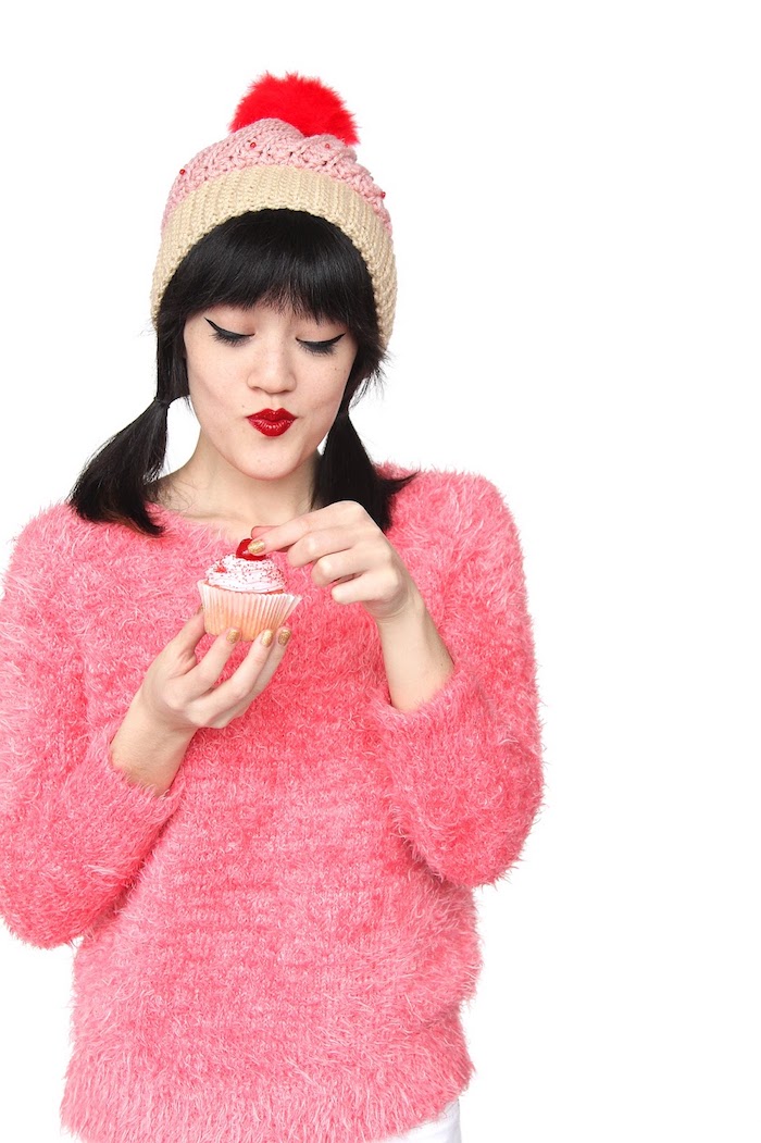Selbstgestrickte Mütze als Cupcake, mit roter Bommel, rosa kuscheliger Pullover 