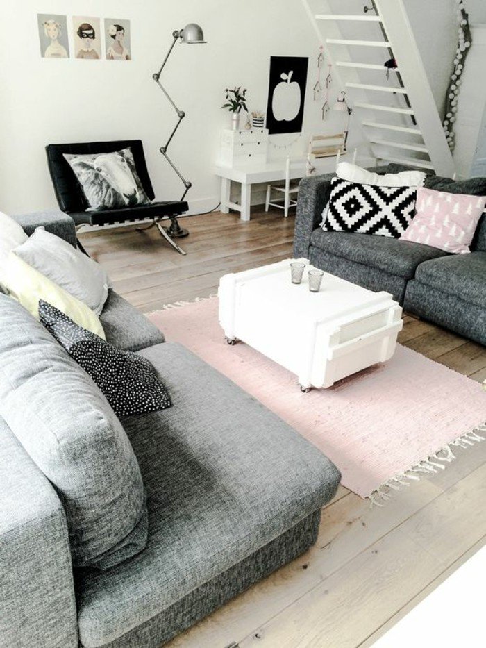 graue Sofas, rosa Teppich, ein Couchtisch in weißer Farbe aus Europaletten, Wohnzimmer Ideen für kleine Räume