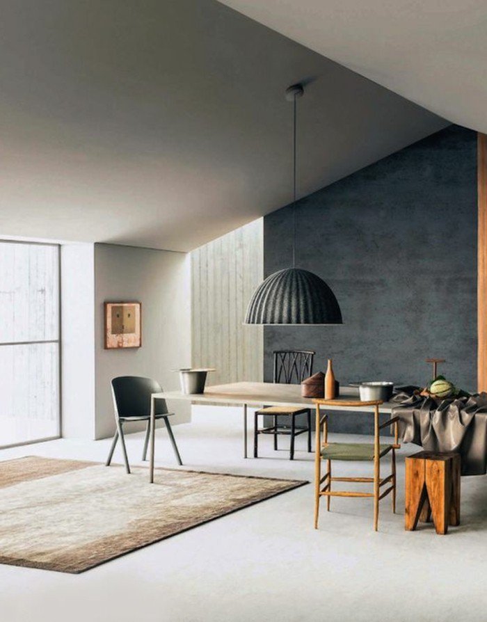 graue Wand, ein weißer Boden, ein brauner Teppich, eine hängende Lampe, Wohnzimmer Ideen für kleine Räume