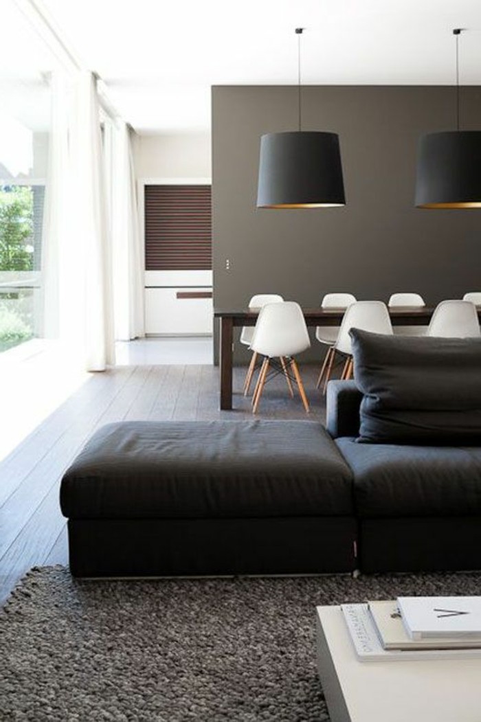 graue wandfarbe mit schwarz weißen möbeln, sofa schwarz grauer teppich, einfaches design im wohnraum