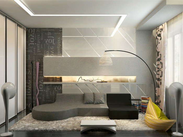 ein graues Sofa, schwarzer Sessel, graue Wandfarbe, eine schwarze Wand, grünes Kissen, Wohnzimmer Ideen für kleine Räume