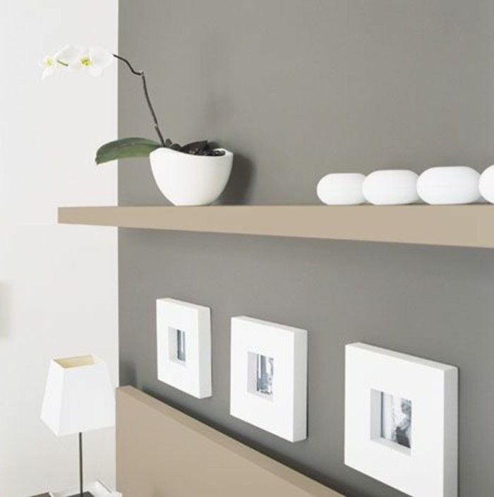 wandgestaltung wohnzimmer, graue wanddesign idee mit weißen bilderrahmen, weißer blumentopf