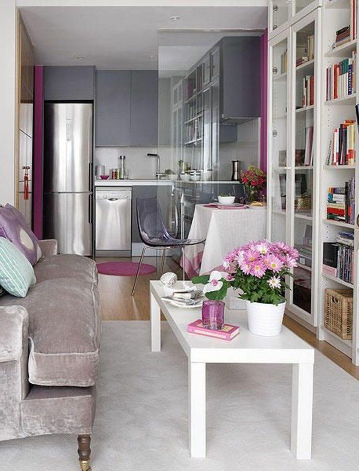 ein weißer Teppich, graue Sofa, ein weißer Tisch, weißer Blumentopf mit rosa Blumen, Wohnzimmer Ideen für kleine Räume