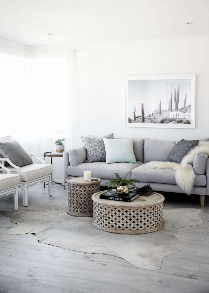 graues Sofa, grauer Teppich, zwei runde Tische, Laminat Boden, Deko Ideen selbst machen