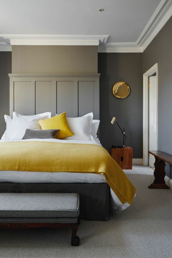 graue wandfarbe mit goldenem spiegel verzieren, doppelbett mit weiße und gelbe sheets, bettdecke gelb