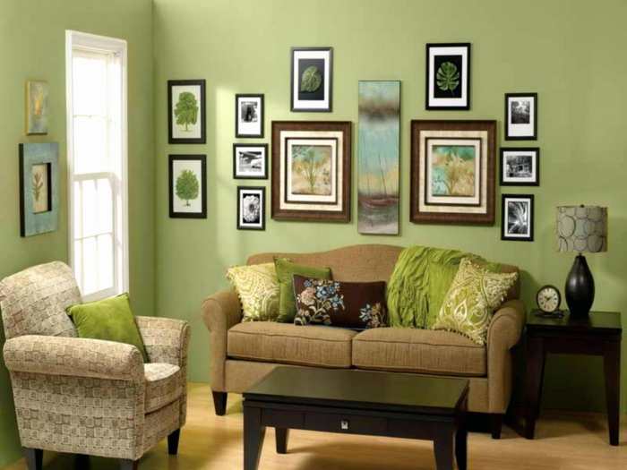 grüne Wandfarbe, Bilder selbst gestalten Ideen, Bilder von Pflanzen, braunes Sofa, gemusterter Sessel