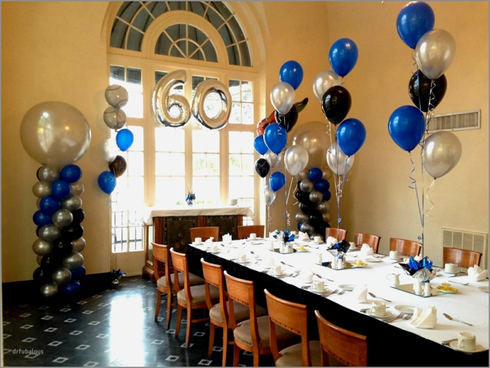 Ideen für 60 Geburtstag, silberne Ballons, blaue Ballons, die Ziffern Sechs und Null, weiße Tischdecke