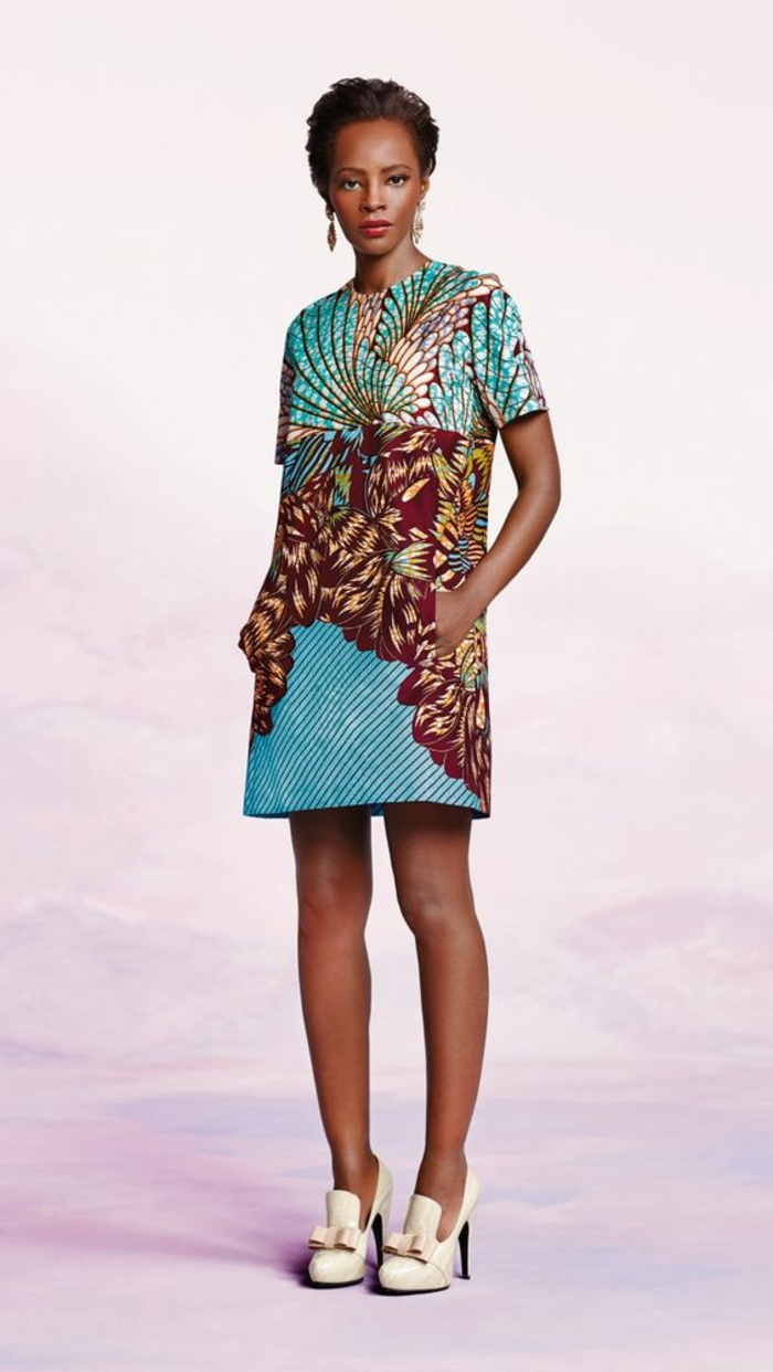 afrikanische mode für den alltag, modernes kleid in blau mit braunen dekorationen, hamäleon look im afrikanischen stil