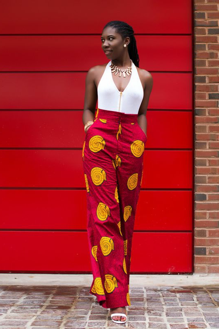 afrikanische mode zum inspirieren, lange rote hose mit hoher taille, kombiniert mit weißem top und authentischer halskette