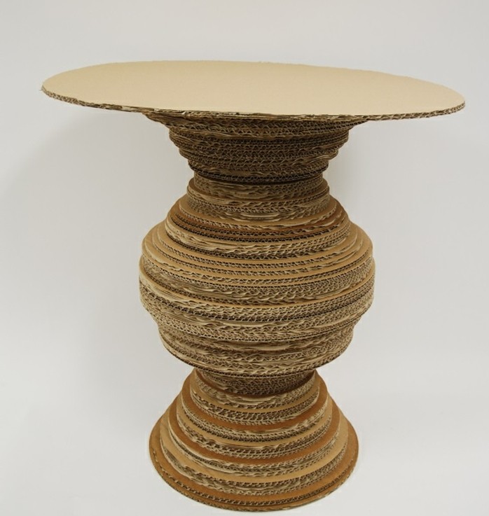 pappmöbel anleitung, ein multifunktionelles möbelstück aus karton, hocker, vase, deko, kleiner kaffeetisch