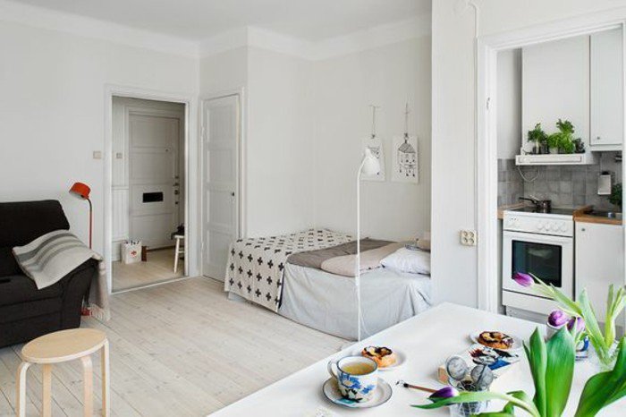 kleines schlafzimmer, mini küchenzeile, großer esstisch, bett skandinavischer stil