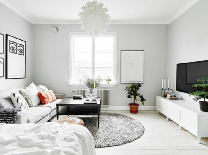 kleines schlafzimmer in weiß und grau gestaltet, ideen zum entlehnen, weißes design, großer fernseher, runder teppich