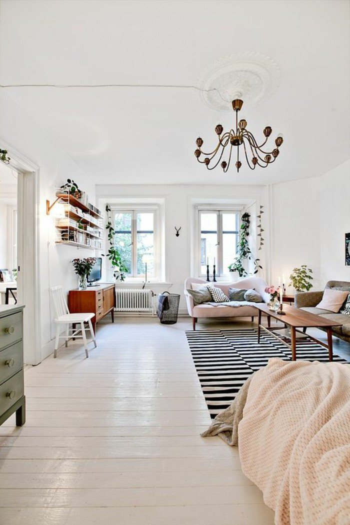 kleines schlafzimmer im modernen stil, schwarz weißer teppich auf dem boden, große lüster