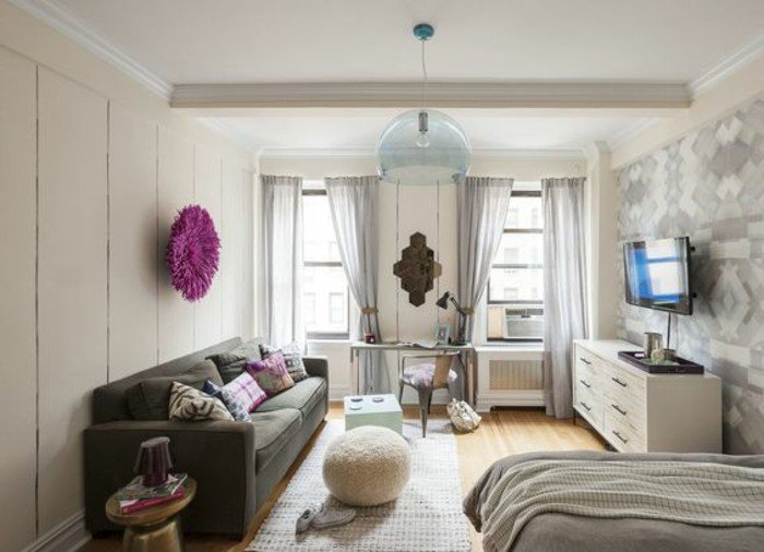 kleines schlafzimmer deko ideen, lila wanddeko, sitzkissen, dunkelgraues doppelsofa, doppelfenster