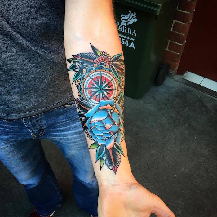 kompass tattoo am unterarm, farbige tätowierung mit floralen motiven, blaue rose