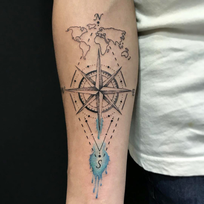 kompass tattoo in kombination mit weltkarte und geometrischen motiven, weltrichtungen