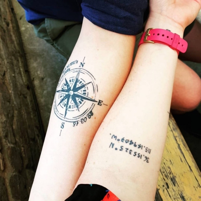 koordinaten tattoo für paare, rosa uhr, zwei arme, junge und mädchen