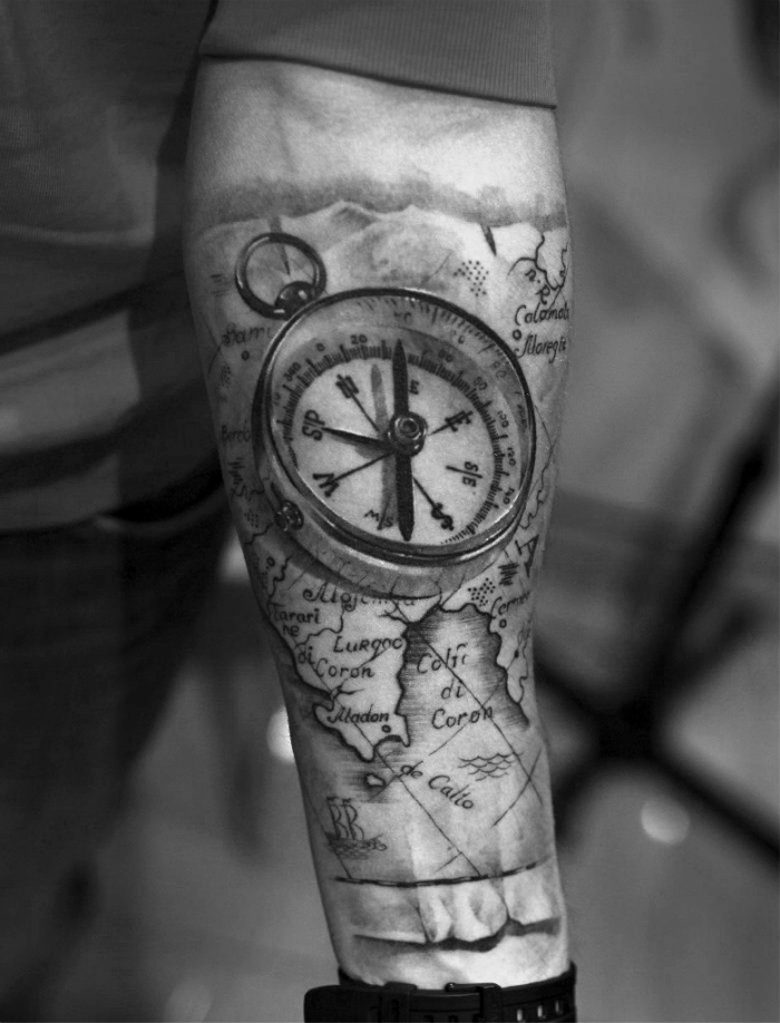 koordinaten tattoo am unterarm, große ralitische 3d tätowierung, karte