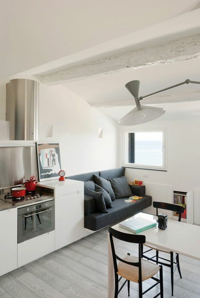 ein graues Sofa mit grauen Kissen, weiße Wandfarbe, kleine Räume einrichten im Altbau, Dachwohnung