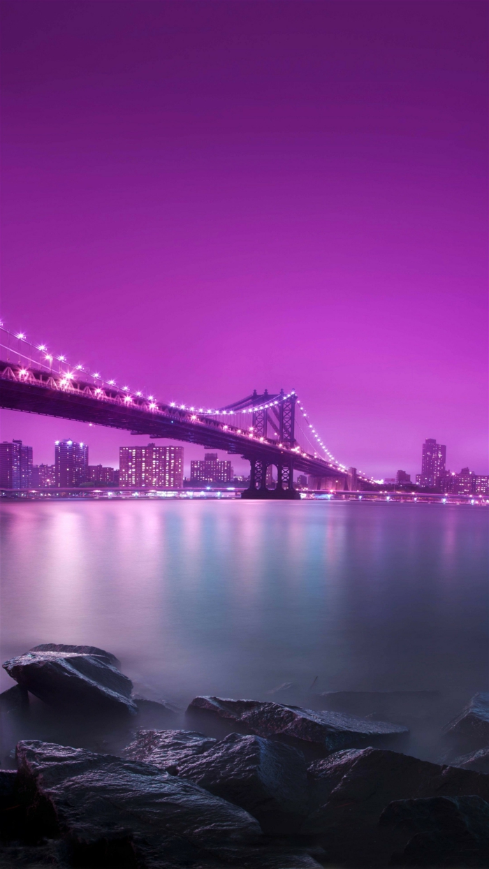 ein lila Himmel, leuchtendes Wasser, Felsen, eine Brücke und ein Großstadt in der Ferne, Hintergrundbilder kostenlos