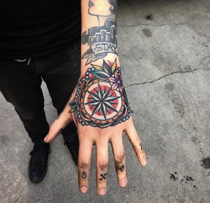 maritime tattoos ideen, buchstaben an den fingern, schwarze hose, farbige tätowierung