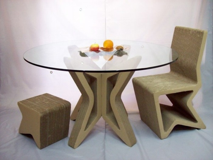 kartonmöbel designer gestaltung, tischunterlage, stuhl und hocker, glasoberfläche vom tisch, frische früchte auf dem tisch