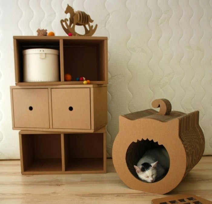 kartonbett für eine nette katze, schöne kreative idee, wo das tier spaß und erholung haben kann, regal mit beweglichen schubladen