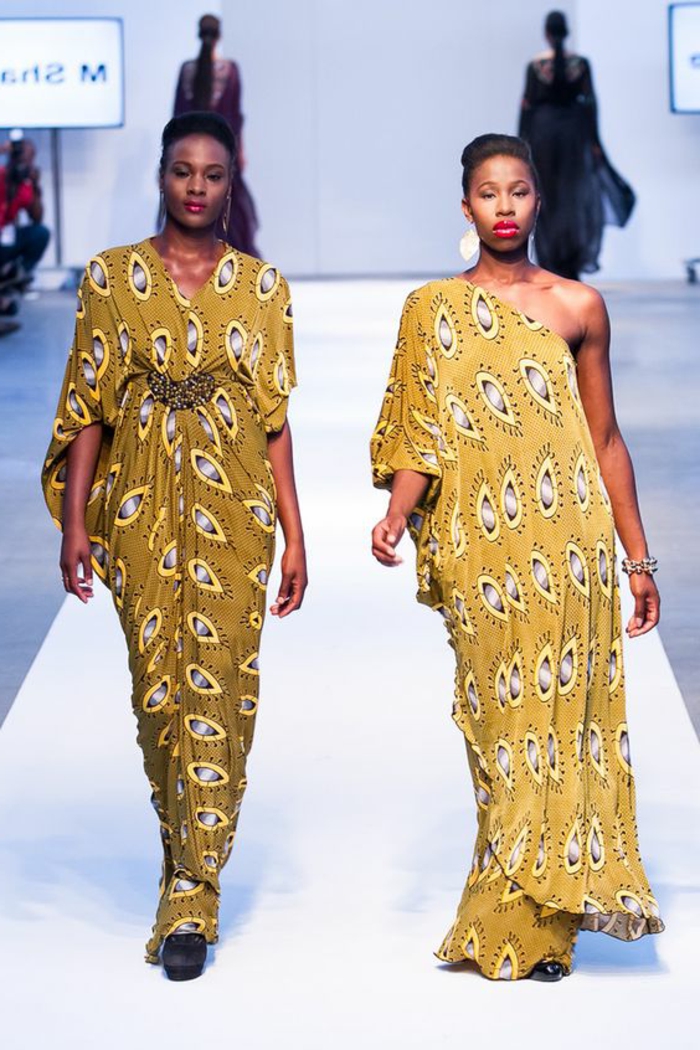 afrikanische kleidung ideen, zwei models in gelb grünem outfit, augen print dekoraitionen auf den kleidern