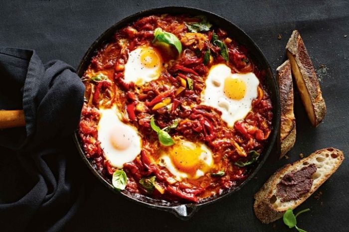 speise mit tomaten, paprika und eiern, rezepte frühstück, scheiben brot