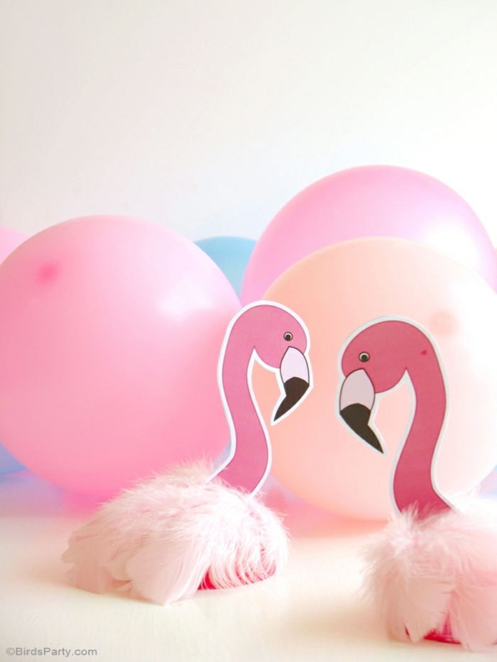 rosa Ballons, rosa Flamingos mit rosa Feder, Tischdeko für Geburtstag eines kleinen Mädchens