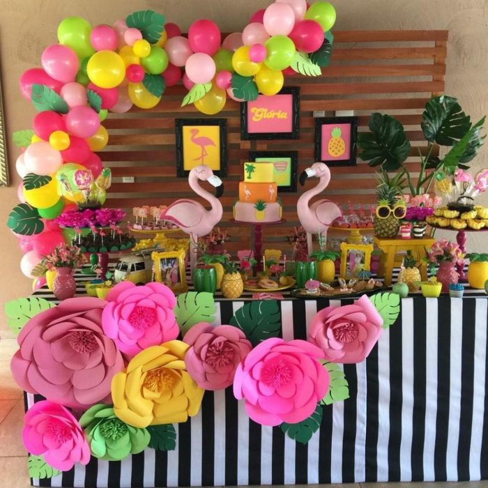 rosa Flamingo, bunte Ballons, bunte Blumen, viele Süßigkeiten und Ananasse, Blumen Tischdeko im Glas