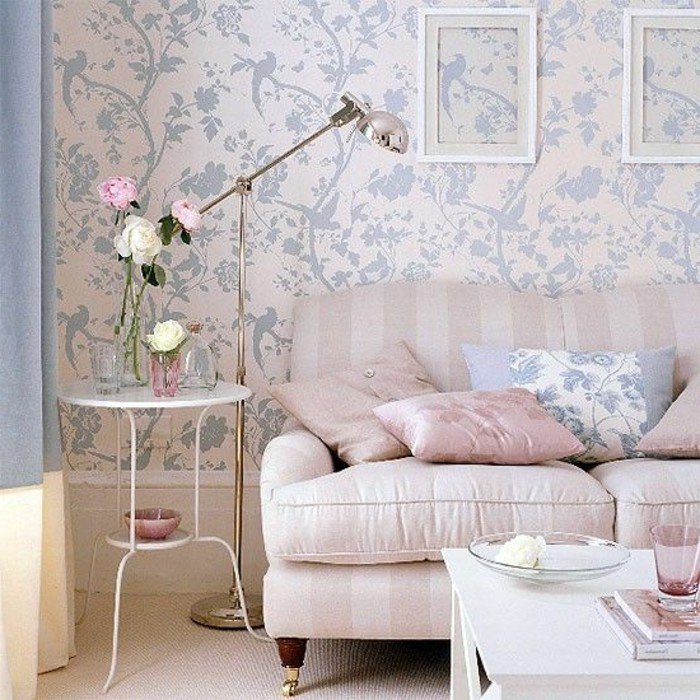 ein rosa Sofa, ein weißer Tisch, gemusterte Wände, eine Lampe, Wohnzimmer Ideen für kleine Räume