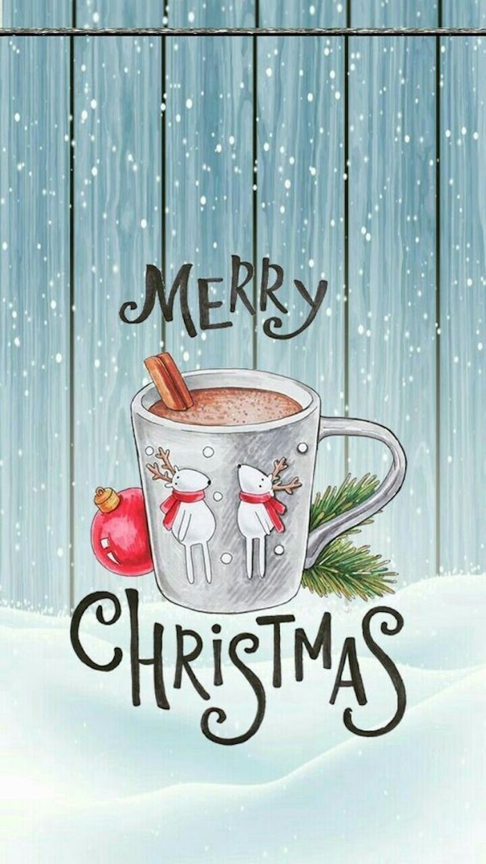 Tasse heiße Schokolade mit Zimt, Tannenzweig und rote Weihnachtskugel, zwei Rentiere mit roten Schals