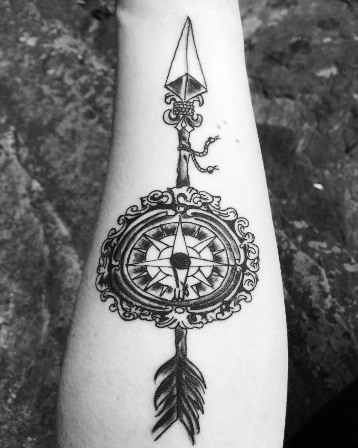 pfeil tattoo in kombination mit kompass, blackwork tätowierung am arm