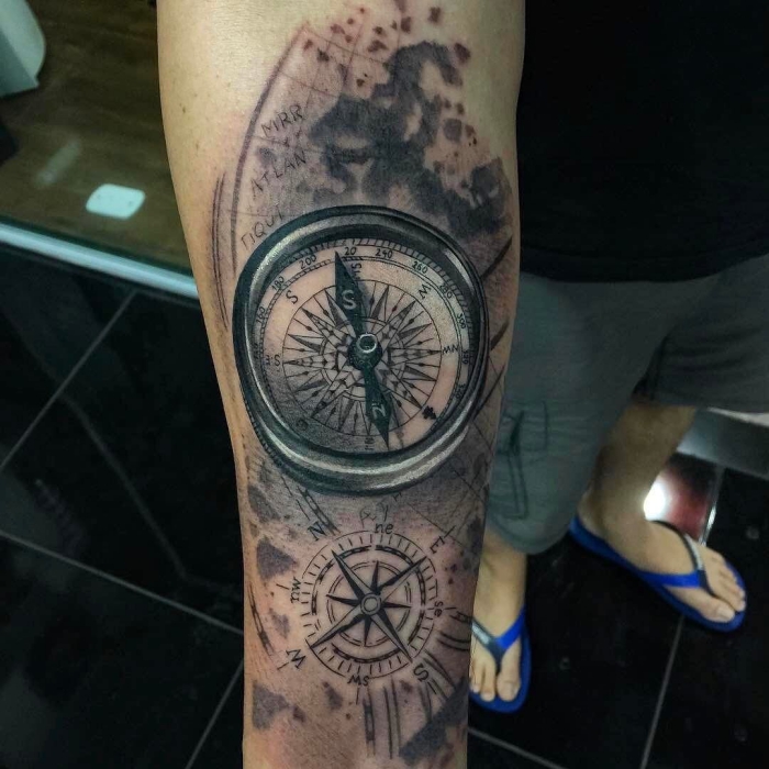 schwarz graues tattoo kompass, mann mit detaillierter tätowierung, schwarze fliesen