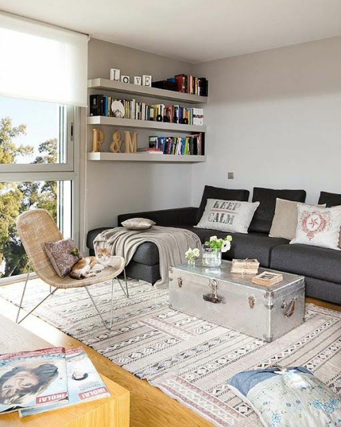 ein weißer Teppich, ein silberfarbener Kissen als Couchtisch, Wohnzimmer Ideen für kleine Räume ein graues Sofa, Bücherregale